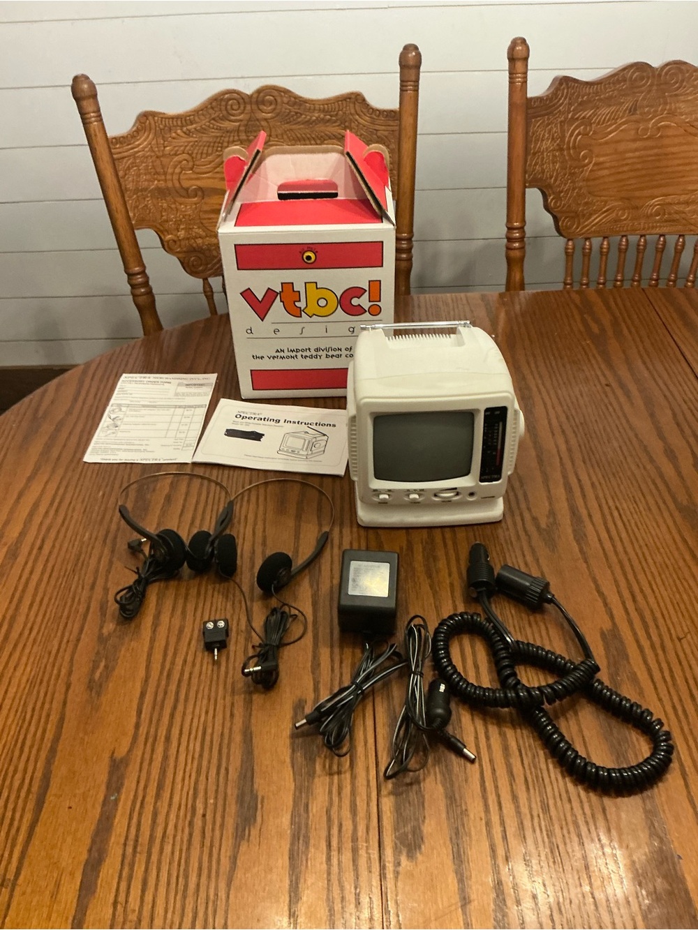 Spectra 52-BW Portable CRT TV w/ Antenna, Headphones, Power Adapters, Box